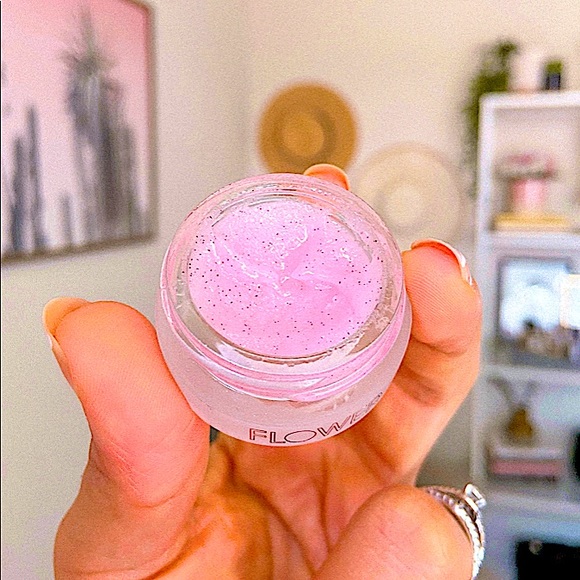 🚨 LAST ONE! Petal Pout lip scrub BY DREW - Picture 5 of 17